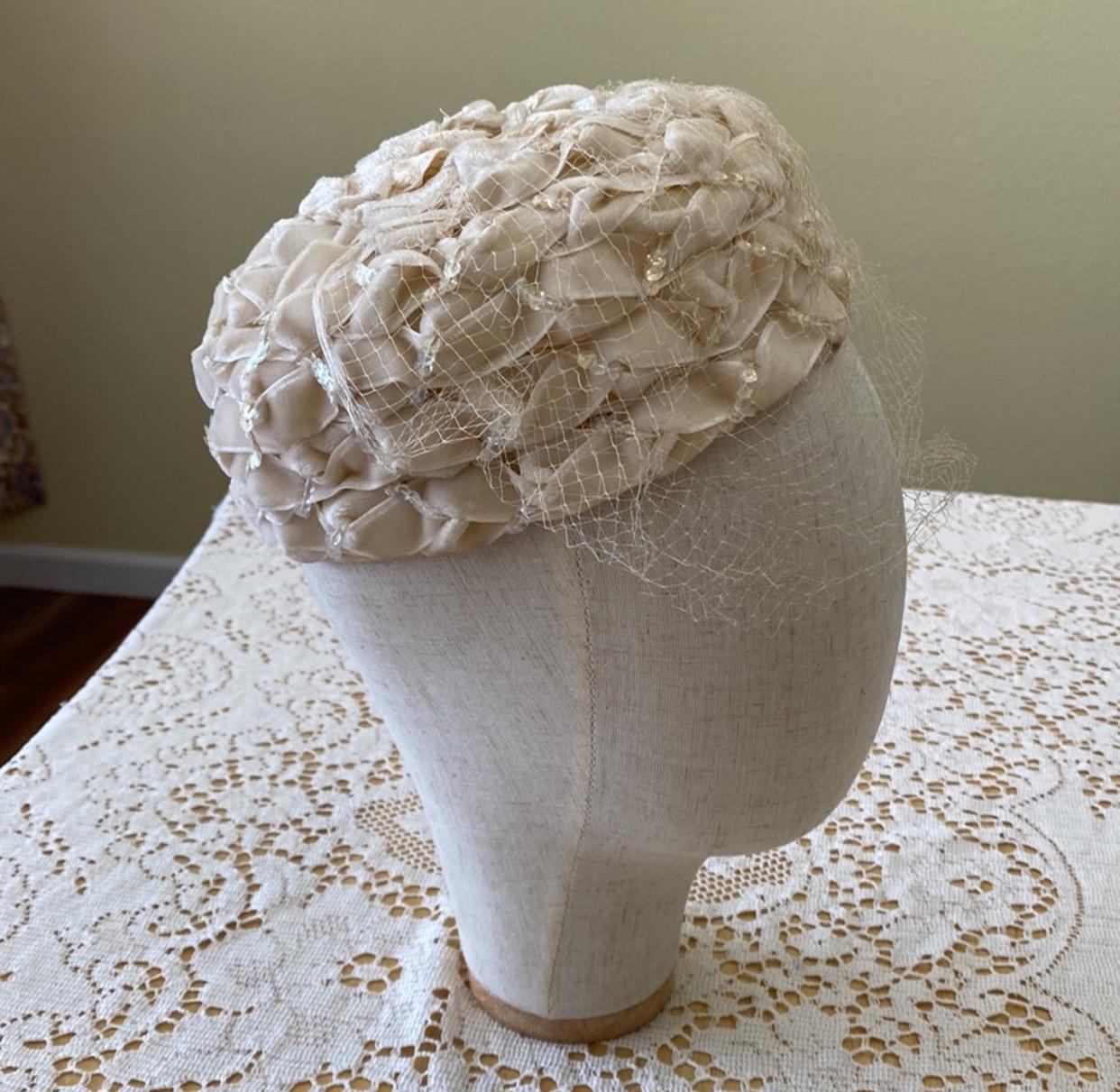 Vintage Style Ivory Pillbox Hat With Veil | Bridal  display picture 1