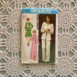 Simplicity Mönster #7132 (1975) Tvådelad klänning för fröknar i två längder eller topp och byxor ... Designermode Oklippt