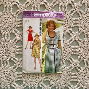 Simplicity Mönster #9093 (1973) Fröken Petites och Fröken Step-In Klänning ... Designermode Oklippt