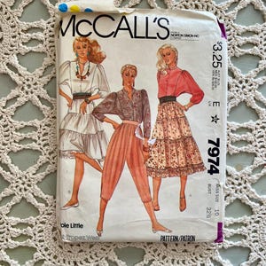 Puede incluir: Patrón de costura vintage McCall's para una blusa y falda de mujer. El número de patrón es 7974 y la talla es 10. La medida del busto es de 83 cm.