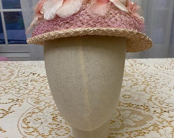 Vintage jaren 1950 roze gebloemde strohoed met sluier | Organzabloesems en parels | Retro tuinfeestje of theehoed | Modezaak uit het midden van de eeuw