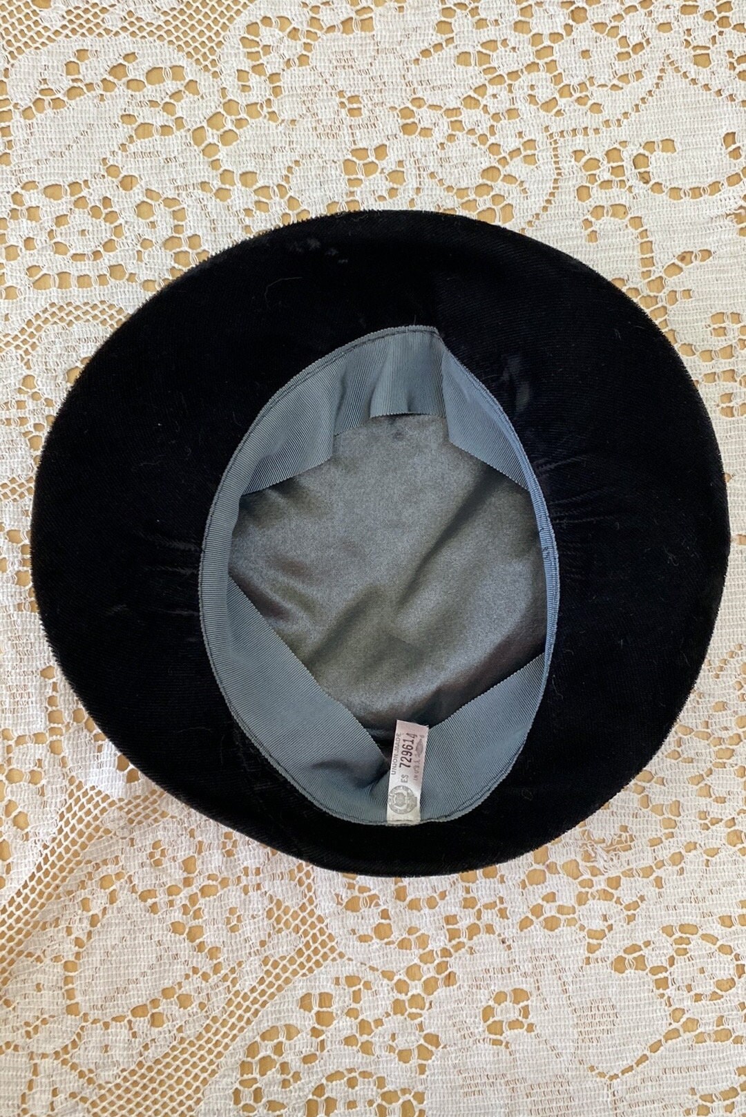 Vintage Black Velvet Cloche Hat With Grosgrain Bow — 1950s  display picture 1