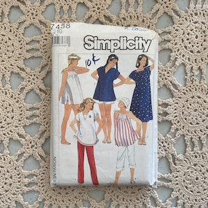 Può includere: Modello di cucito Simplicity numero 7438 per le taglie 10-18. Il modello include istruzioni per realizzare quattro stili diversi di abiti. Gli abiti sono mostrati su quattro modelli diversi. Il modello è per un abito ampio, senza maniche, con scollo rotondo e gonna a pieghe. L'abito può essere realizzato con una varietà di tessuti, tra cui cotone, lino e seta.