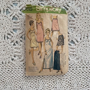 Può includere: Modello di cucito vintage Simplicity numero 8515 per un abito da sotto. Il modello mostra quattro diverse viste dell'abito da sotto, tra cui una lunghezza mini, una lunghezza maxi e una gonna. Il modello è stampato su carta marrone chiaro con testo nero.