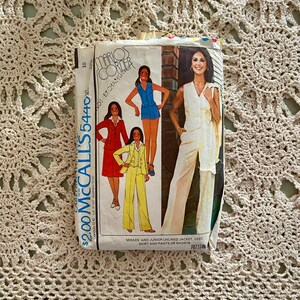 Puede incluir: Patrón de costura vintage McCall's número 5440 para una chaqueta, chaleco, falda y pantalones o pantalones cortos sin forro para mujeres y junior. El patrón tiene un precio de $ 2.00 y presenta una foto de una mujer con un mono blanco.