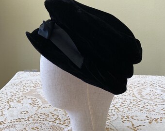 Vintage Black Velvet Cloche Hat With Grosgrain Bow — 1950s  display picture 1