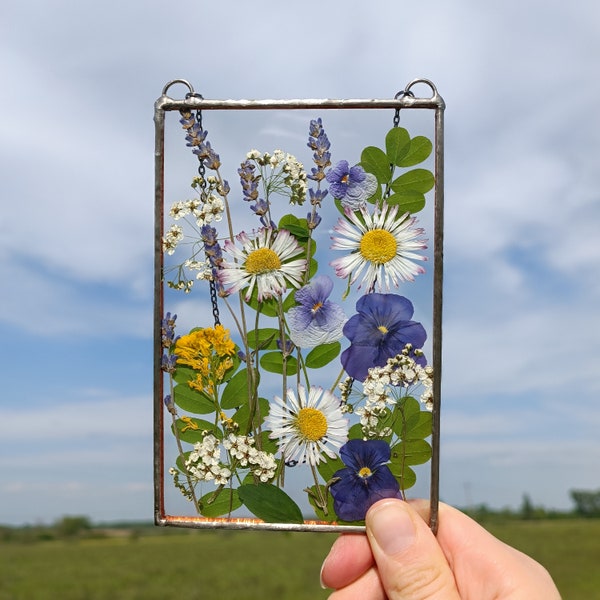 Suncatcher, pressed flower art, botanical home décor, original and unique gift