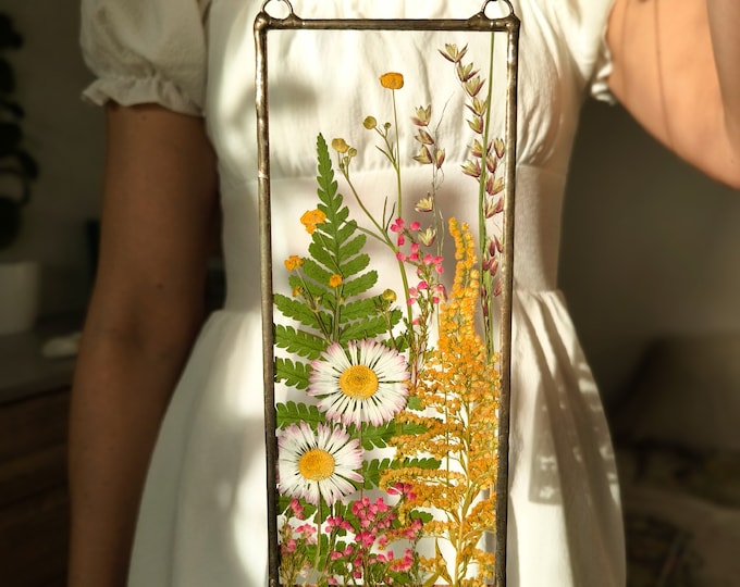 Sunkatcher, botanical dried pressed flower frame, hanging wall art, pressed flower art, pressed flower frame, original and unique gift
