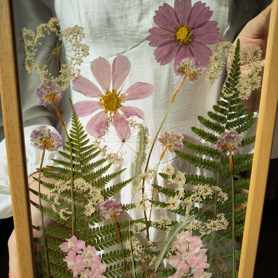 Décoration murale fleurs pressées : cadre botanique vintage