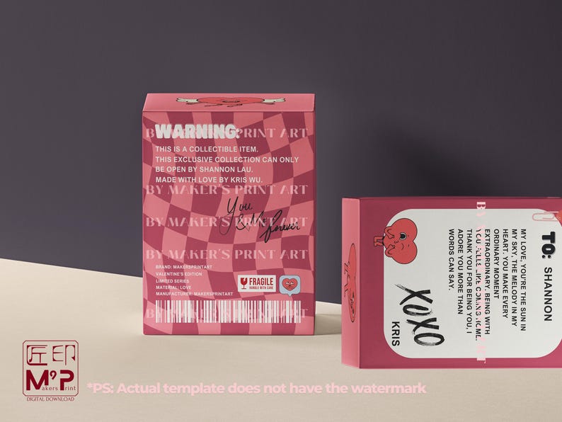 Pode incluir: Caixa colecion&aacute;vel rosa com design de cora&ccedil;&atilde;o e o texto "WARNING PRINT ART". A caixa tem um padr&atilde;o xadrez e inclui texto como "Made with love by Kris Wu" e "By Maker's Print Art". Uma segunda caixa &eacute; vis&iacute;vel com "XOXO Kris".