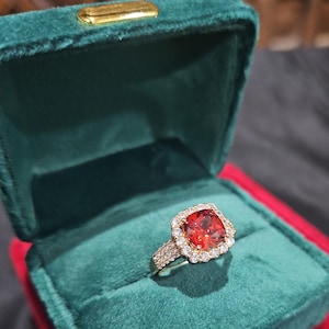 Pierścionek z 18-karatowego włoskiego żółtego złota z 2,5-karatowym rubinem w szlifie księżniczki, imitacją diamentów CZ, wodoodporna opaska