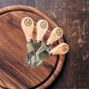 Benutzerdefinierte Käsemesser Servierset, Personalisierte Einweihungsparty Messerset, Graviertes Utensilo Geschenk, Charcuterie Messer