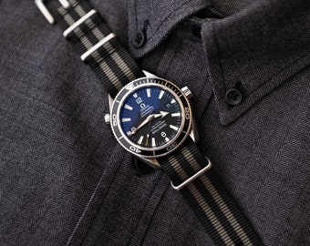 ブラック＆オリーブ ミリタリースタイル ウォッチストラップ – ナイロン製ダブルパスダイバーストラップ、20mmまたは22mm、スチールバックル | アトゥサ スタンダードイシュー、ボンドスタイル