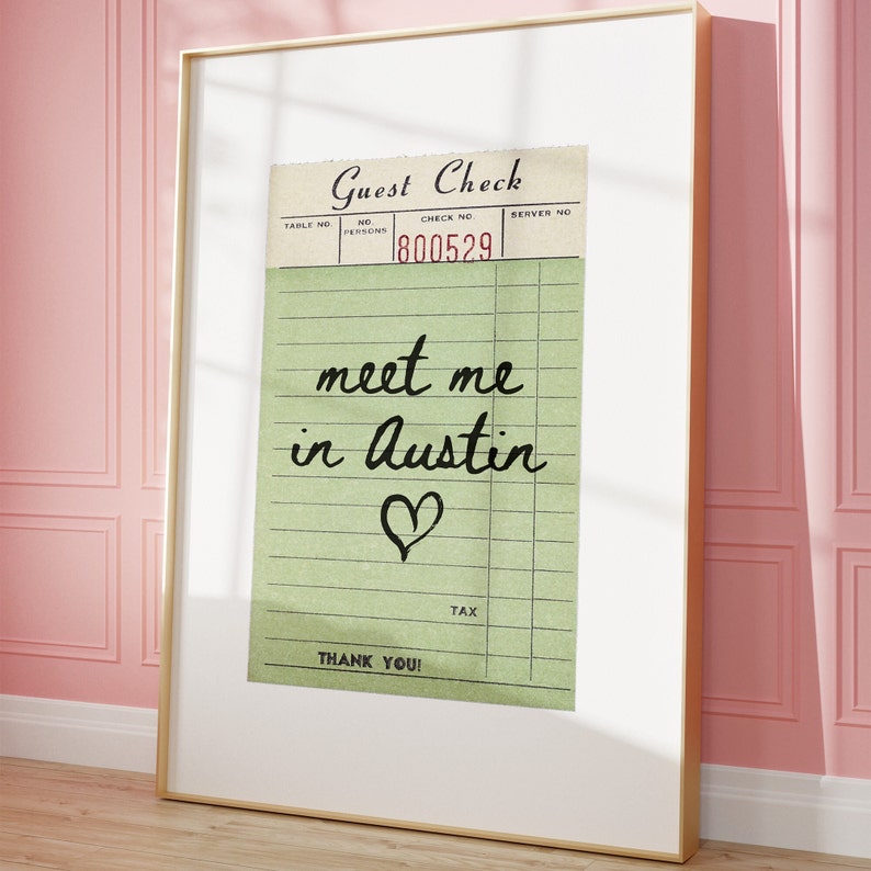 K&ouml;nnte beinhalten: Ein G&auml;stecheck im Vintage-Stil mit dem Text "meet me in Austin" in schwarzer Kursivschrift und einem darunter gezeichneten Herzen. Die Checknummer lautet 1800529.