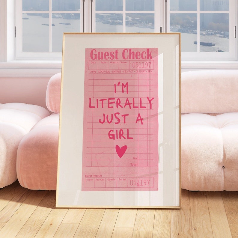 K&ouml;nnte beinhalten: Ein rosa gerahmter Druck mit einem rosa und wei&szlig;en Gastcheck. Der Check hat den Text "Guest Check" und "I'm Literally Just A Girl" mit einem rosa Herzen.