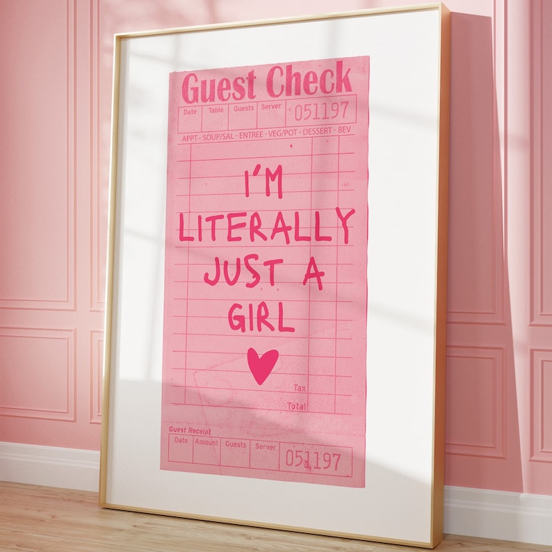 K&ouml;nnte beinhalten: Ein rosa und wei&szlig;er Gastcheck mit dem Text "I'M LITERALLY JUST A GIRL" in rosa Schrift. Unter dem Text ist ein rosa Herz gezeichnet. Der Check tr&auml;gt das Datum "051197".