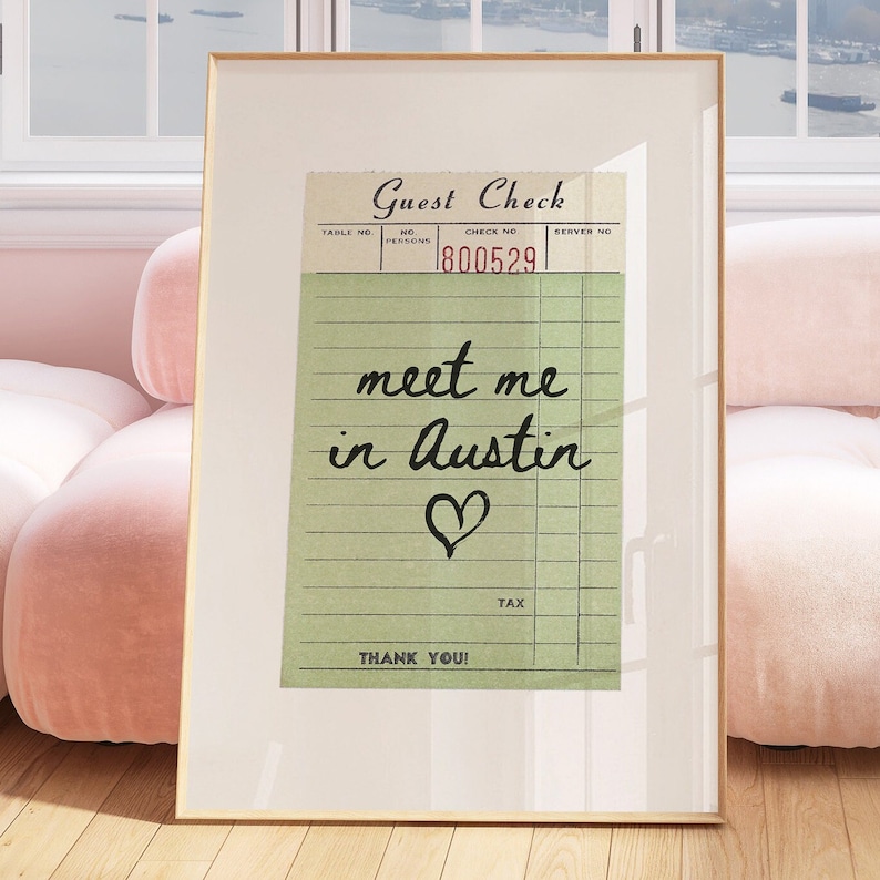 K&ouml;nnte beinhalten: Ein Gastcheck im Vintage-Stil mit gr&uuml;nen und wei&szlig;en Linien. Der Check hat oben den Text "Guest Check" und unten "Thank You!" Der Check hat auch den Text "meet me in Austin" in Kursivschrift mit einem Herzsymbol.