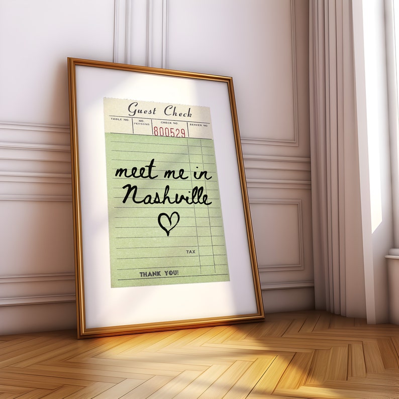 Może przedstawiać: Wydruk w ramce vintage'owego czeku gościa z tekstem "meet me in Nashville" napisanym kursywą z narysowanym sercem pod tekstem. Numer czeku to 800529.