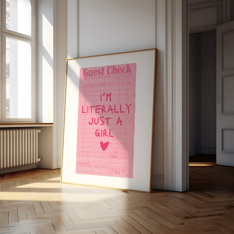 K&ouml;nnte beinhalten: Ein rosa Gastcheck mit dem Text "I'm Literally Just A Girl" in rosa Schrift. Unter dem Text befindet sich ein rosa Herz. Der Check tr&auml;gt das Datum "051197".
