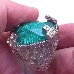 Vintage Silver-Tone Statement Ring With Emerald Green Crackled Glass Stone & Crystal Accents
