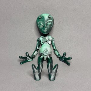 Flexible 3D Printed Alien: Articulated Eco-Friendly Toy