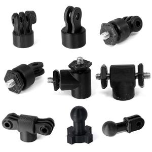 Può includere: Una collezione di nove adattatori e connettori di montaggio per fotocamera in plastica nera. Questi componenti presentano varie configurazioni, tra cui attacchi a treppiede, viti metalliche filettate, basi esagonali e giunti a sfera.