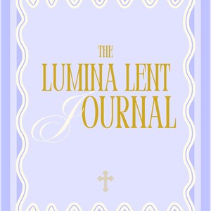 Peut inclure: Une couverture de journal avec un fond violet clair et des rayures verticales bleues et blanches. Le texte "THE LUMINA LENT JOURNAL" est en or, avec une bordure décorative et une petite croix en bas.