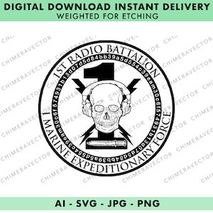 Puede incluir: Ilustración en blanco y negro de una calavera con auriculares, rayos cruzados y un cuchillo. La calavera está dentro de un círculo con el texto "1st Radio Battalion Marine Expeditionary Force".