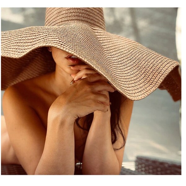 Restez cool et chic avec le chapeau de soleil à rayures tendance pour femme : profitez de l'été avec style avec un large bord surdimensionné et un design enroulable pliable.