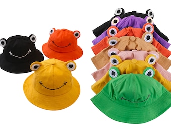 Des aventures cosmiques vous attendent : chapeau seau réversible à imprimé grenouille et astrologie pour enfants | Accessoire de vêtements amusant pour enfants | Cadeau parfait pour bébé unisexe.