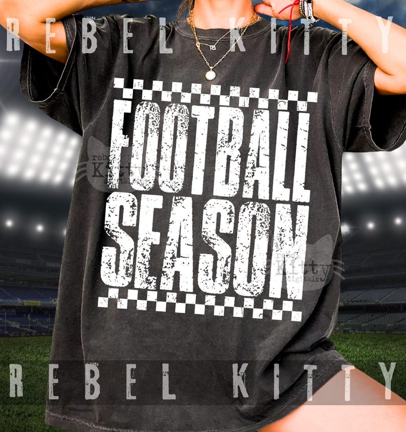 Pu&ograve; includere: Una t-shirt a maniche corte color nero antracite con una stampa grafica bianca dall'effetto consumato che riporta la scritta FOOTBALL SEASON in grassetto maiuscolo, incorniciata da un motivo a scacchi sopra e sotto il blocco di testo.