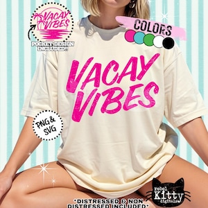 以下が含まれることがあります： 明るいピンク色の「VACAY VIBES」の文字が入ったクリーム色のTシャツ。ポケットのデザインが施されており、PNGとSVG形式で利用可能です。「DISTRESSED & NON DISTRESSED INCLUDED」という追加テキストが含まれています。