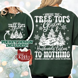 Puede incluir: Sudadera verde oscuro con texto y gr&aacute;ficos blancos. El dise&ntilde;o frontal dice "WHERE THE TREE TOPS Glisten" con copos de nieve y &aacute;rboles. La parte trasera dice "WHERE THE TREE TOPS Glisten & Husbands listen TO NOTHING."