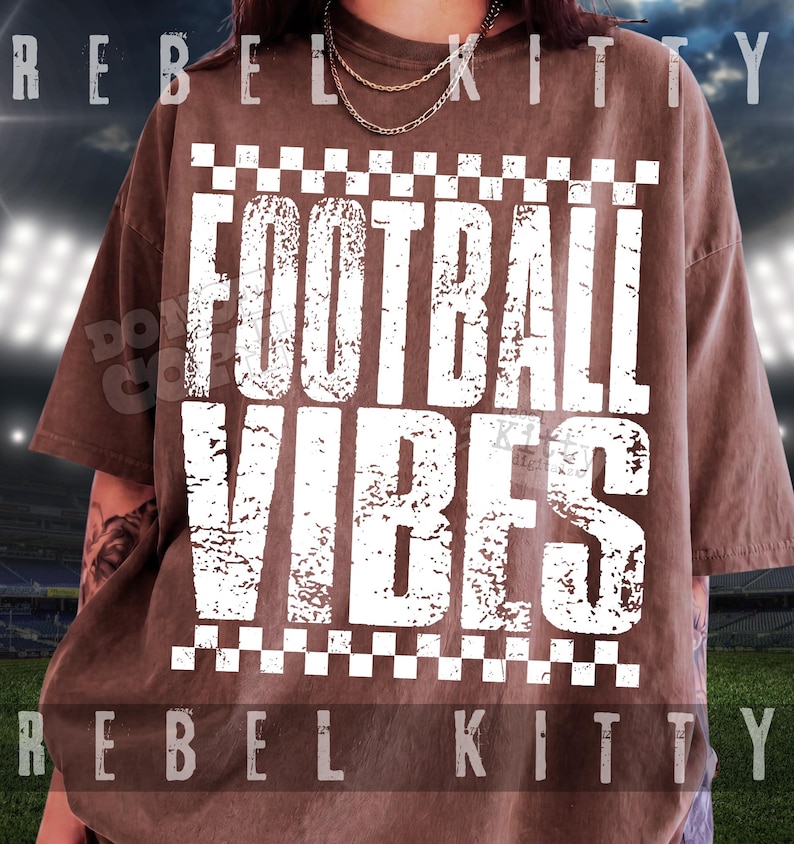 Pu&ograve; includere: Una t-shirt marrone a maniche corte con una stampa grafica bianca con il testo FOOTBALL VIBES in un carattere usurato. Il design &egrave; incorniciato da un bordo a scacchi nella parte superiore e inferiore. La maglietta ha un girocollo e una vestibilit&agrave; ampia.