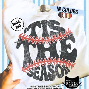 Puede incluir: Sudadera blanca con el texto "TIS THE SEASON" en una fuente negra desgastada, con un diseño de costura de béisbol roja. El diseño incluye el texto "PNG & SVG" y "IN COLORS".