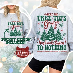 Puede incluir: Una sudadera gris claro con un dise&ntilde;o navide&ntilde;o. La parte delantera presenta el texto "WHERE THE TREE TOPS Glisten" con &aacute;rboles verdes y copos de nieve. La parte trasera de la sudadera tiene el mismo texto y la frase "Husbands listen TO NOTHING".