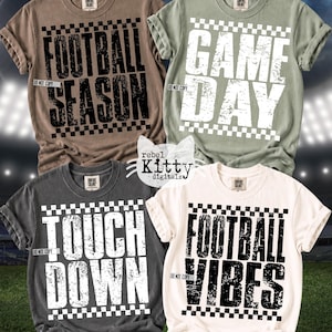 Pu&ograve; includere: Quattro magliette a maniche corte in marrone, verde salvia, grigio antracite e crema. Ogni maglietta presenta un bordo a scacchi e testo invecchiato che recita FOOTBALL SEASON, GAME DAY, TOUCH DOWN e FOOTBALL VIBES con etichetta Comfort Colors.