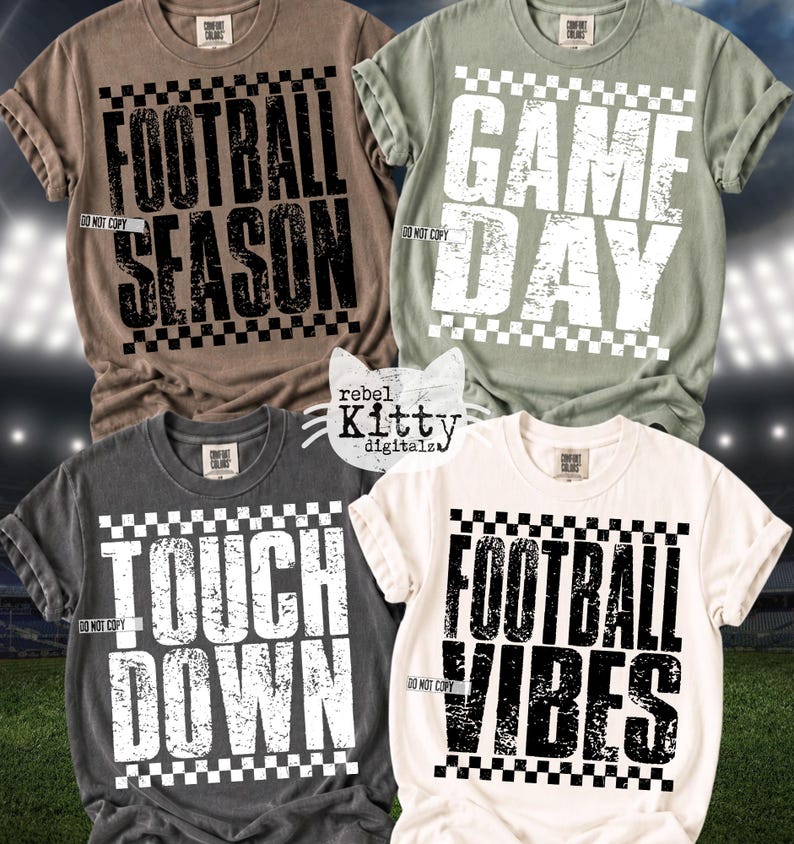 Pu&ograve; includere: Quattro magliette a maniche corte in marrone, verde salvia, grigio antracite e crema. Ogni maglietta presenta un bordo a scacchi e testo invecchiato che recita FOOTBALL SEASON, GAME DAY, TOUCH DOWN e FOOTBALL VIBES con etichetta Comfort Colors.