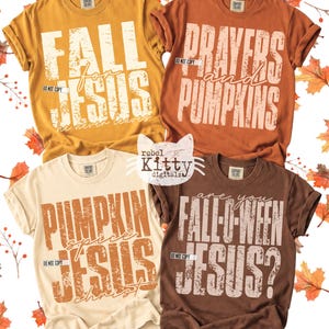 Op de afbeelding: Vier T-shirts met korte mouwen en ronde hals in mosterdgeel, roestoranje, crème en donkerbruin. Elk shirt heeft een verweerde witte of bruine tekst met zinnen zoals Fall for Jesus, Prayers and Pumpkins, Pumpkin Spice Jesus en Fall-O-Ween Jesus.