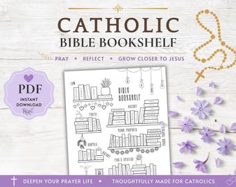 Op de afbeelding: Een digitale PDF-download met een zwart-wit lijntekening van een katholieke bijbelboekenplank. De afbeelding bevat planken met gelabelde boekruggen, hangende gloeilampen en decoratieve elementen. Een gouden rozenkrans en paarse bloemen zijn zichtbaar.