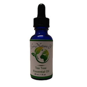 Könnte beinhalten: Eine dunkelblaue Glasflasche mit Teebaum-Ätherischem Öl und einer schwarzen Pipette. Das Etikett zeigt den Text "Go Nature Y" über einer Grafik aus Blatt und Globus. Das Etikett lautet außerdem "Tea Tree Essential Oil" und "29 ml / 1 fl oz."
