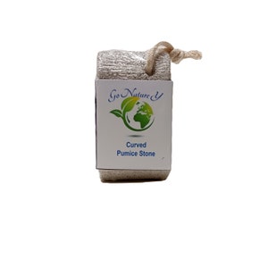 Puede incluir: Una piedra pómez blanca curva con una cuerda atada. La piedra tiene una etiqueta que dice "Go Nature-Y" con un logotipo de globo terráqueo verde y el texto "Curved Pumice Stone".