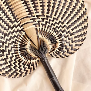 Handvävd halmfläkt - Kuststranddekoration - Naturfibrer - curerad av Bali Gypsie - Handgjord Boho Boho Market - SVART