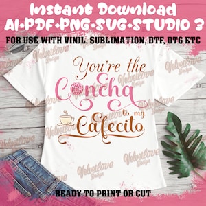 Puede incluir: Una camiseta blanca con el texto "You're the Concha to my Cafecito" en letras rosas y marrones. El texto está rodeado por un diseño de espiral rosa y una pequeña imagen de una taza de café y un pastel de concha.