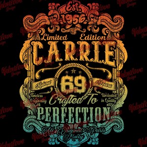 Puede incluir: Diseño gráfico de estilo vintage en naranja, amarillo y verde azulado sobre fondo negro. El diseño incluye el nombre "CARRIE", el número "69" y el texto "Crafted to Perfection". El diseño también incluye el texto "Est. 1956" y "Limited Edition".