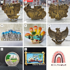 Könnte beinhalten: Eine Sammlung von acht Kühlschrankmagneten mit verschiedenen indonesischen Sehenswürdigkeiten und Designs. Die Magnete sind aus Metall und Kunststoff und haben eine Vielzahl von Farben und Texturen. Die Magnete sind alle rechteckig und haben eine glänzende Oberfläche. Die Magnete sind alle etwa 5 cm lang und 2,5 cm breit. Die Magnete sind alle mit dem Namen "Gloria Bellucci" und dem Wort "Indonesien" beschriftet.