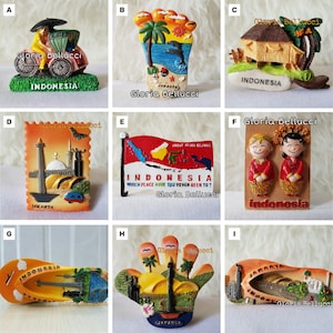 Pode incluir: Nove ímãs de geladeira coloridos que representam vários marcos e cenas indonésios. Os ímãs são feitos de plástico e apresentam um design 3D. Os ímãs são todos decorados com o nome "Gloria Bellucci" e a palavra "Indonésia".