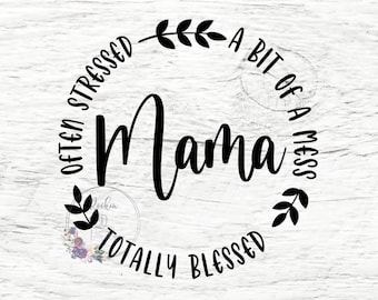 Puede incluir: Una calcomanía de vinilo negra con el texto "Often Stressed, A Bit Of A Mess, Mama, Totally Blessed" dispuesto en un patrón circular con detalles de hojas. El diseño incluye una pequeña marca de agua floral y el texto "Rockin D Vinyls" abajo.