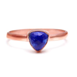 Natürlicher blauer Lapis Lazuli Trillion Form Ring, 925Sterling Silber Schmuck vorschlagen, handgemachter Ring, Roségold überzogen, Geburtstagsgeschenk für Liebhaber