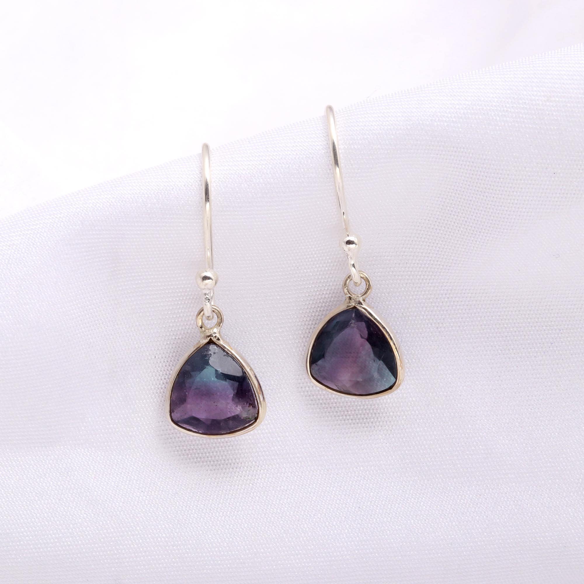 Pendientes de fluorita natural en forma de trillón, joyería minimalista de plata de ley 925, pendientes delicados, regalo de cumpleaños para ella